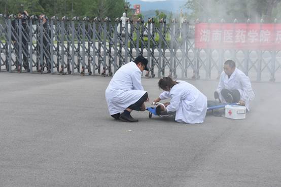 说明: C:\Users\Administrator\Desktop\金海校区消防应急、反恐防暴演练图片\DSC_9980.JPG